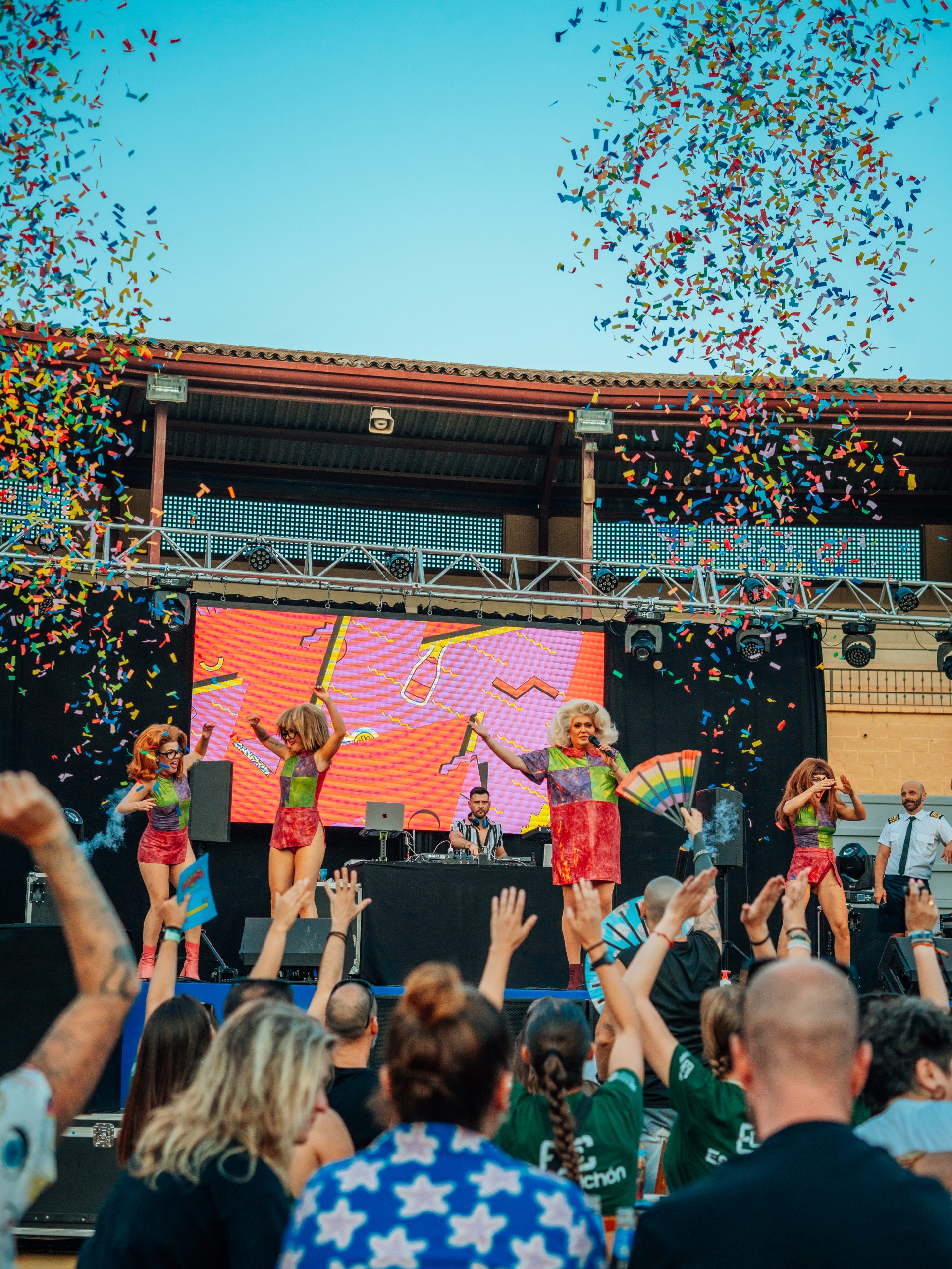 publico fiesta escenario loco bongo torremolinos tardeo plan verano
