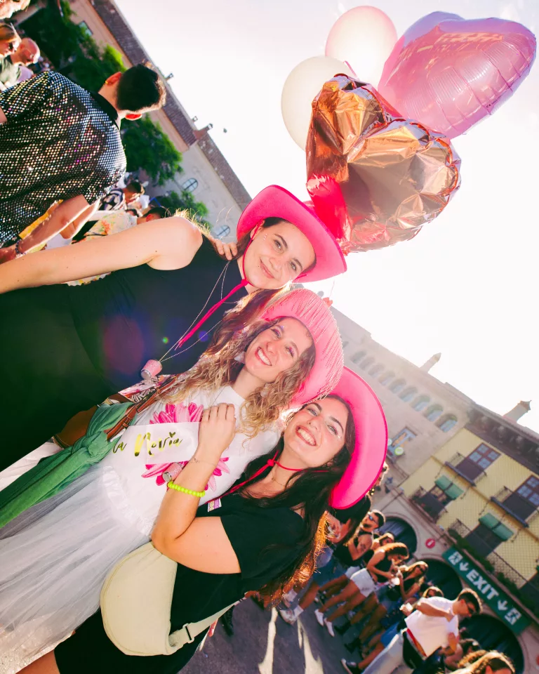 loco bongo deluxe barcelona 2026 poble espanyol azafatas