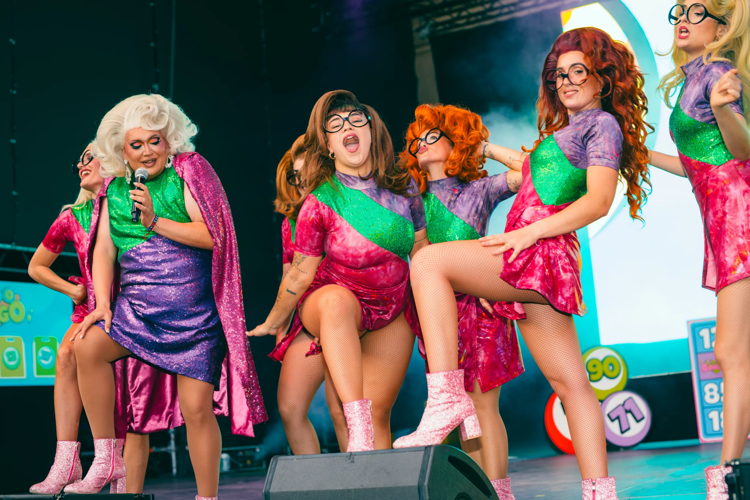 escenario de loco bongo con las azafatas y xenon