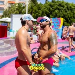 gente disfrutando en la piscina