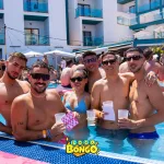gente disfrutando en la piscina