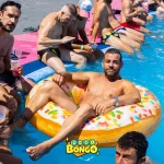 gente disfrutando en la piscina