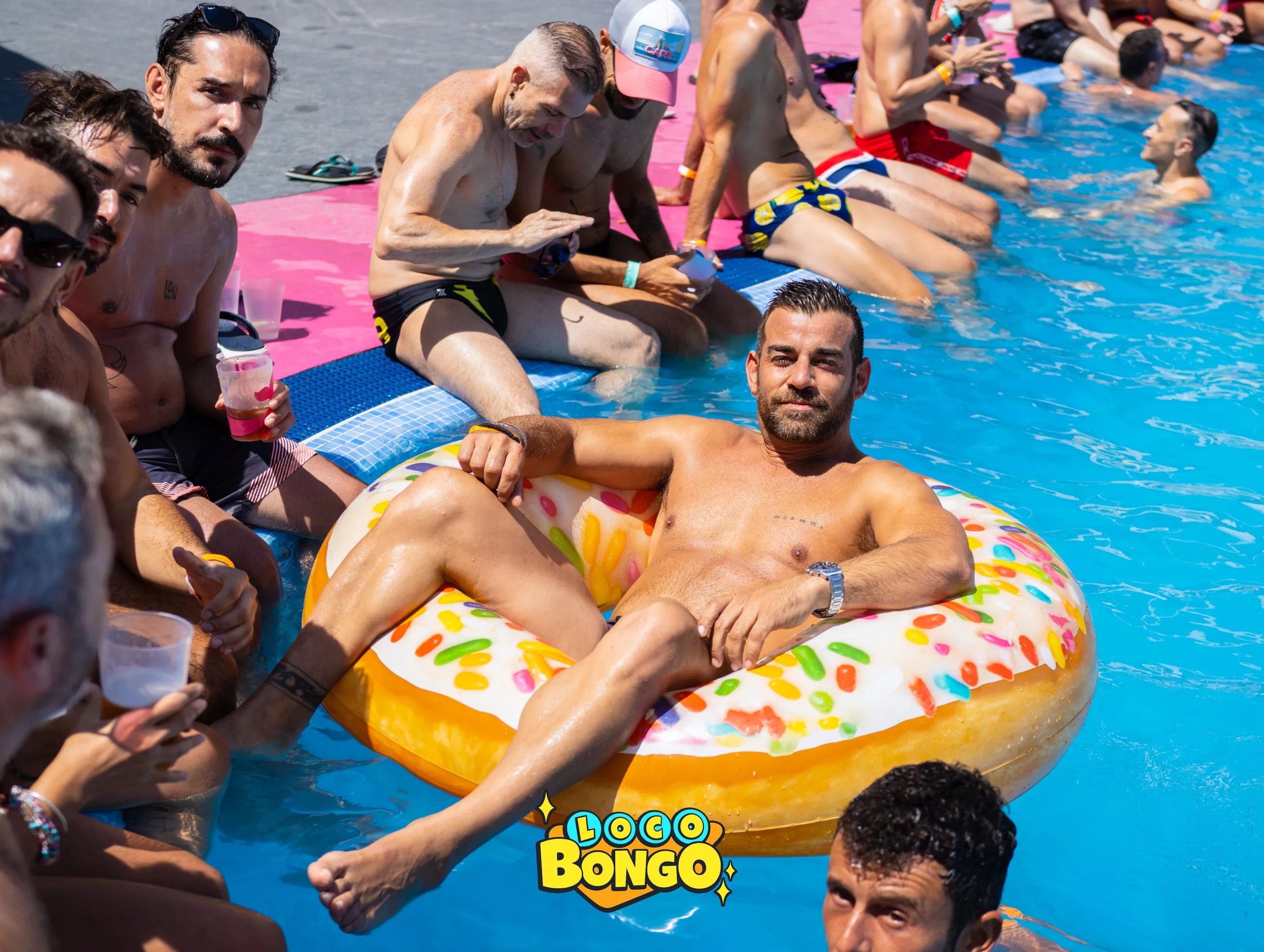 gente disfrutando en la piscina