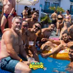 gente disfrutando en la piscina