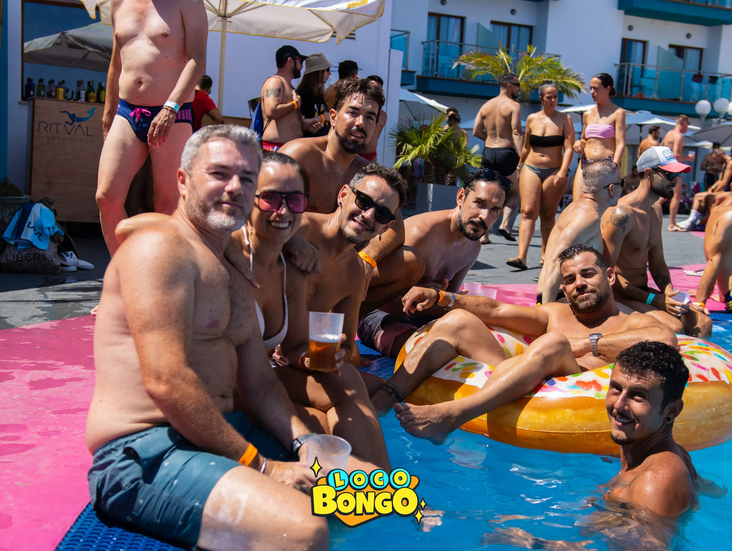 gente disfrutando en la piscina