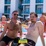 gente disfrutando en la piscina