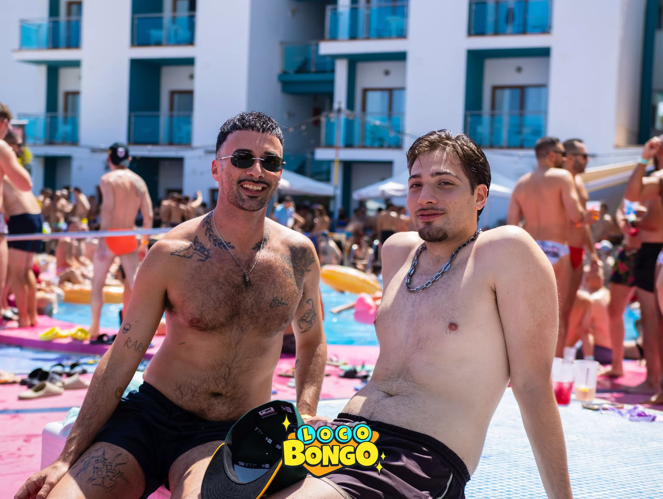 gente disfrutando en la piscina