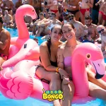 gente disfrutando en la piscina