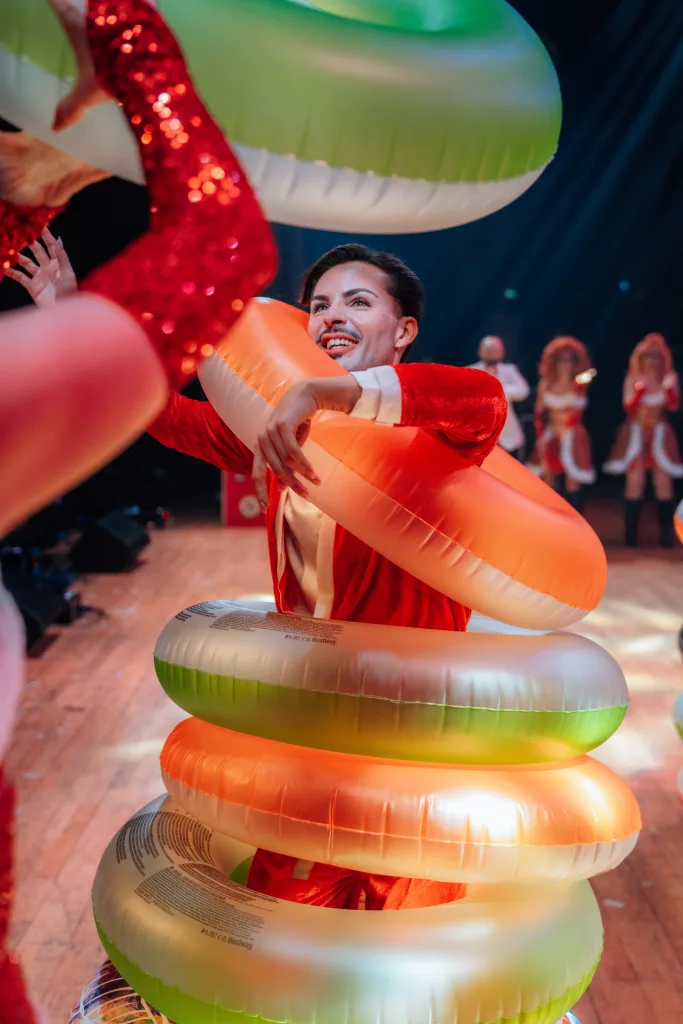 Concursante con flotadores apilados durante un juego en el escenario de Loco Bongo