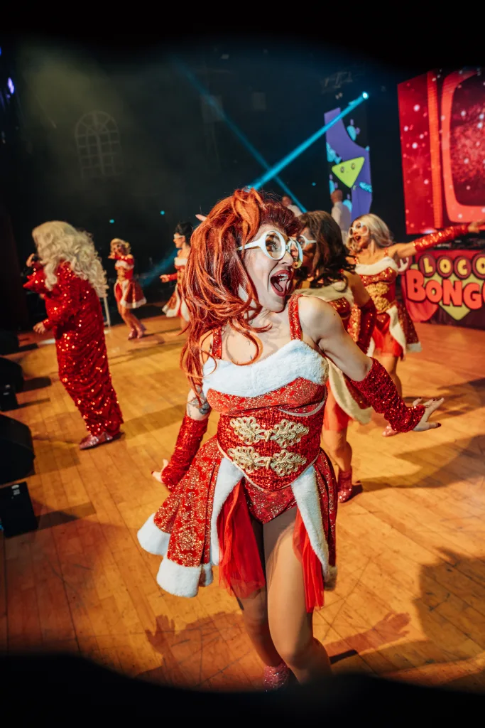Bailarina de Loco Bongo con vestido rojo de Mamá Noel actuando en el escenario