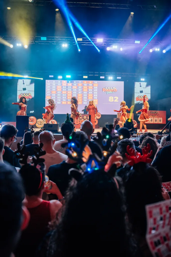Escenario de Loco Bongo con focos azules y el público bailando frente al show