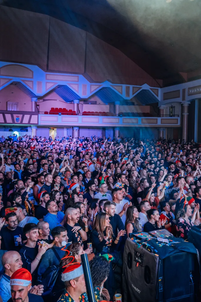 Sala llena de público en la fiesta Loco Bongo vista desde el escenario