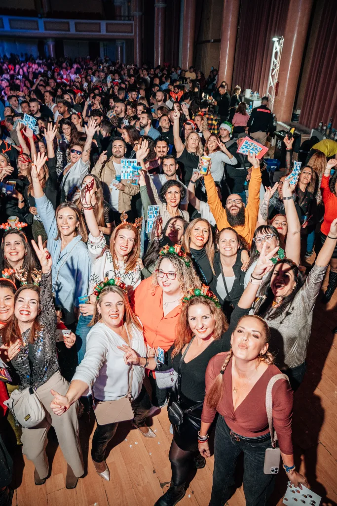 Público de Loco Bongo levantando los brazos y sonriendo a cámara